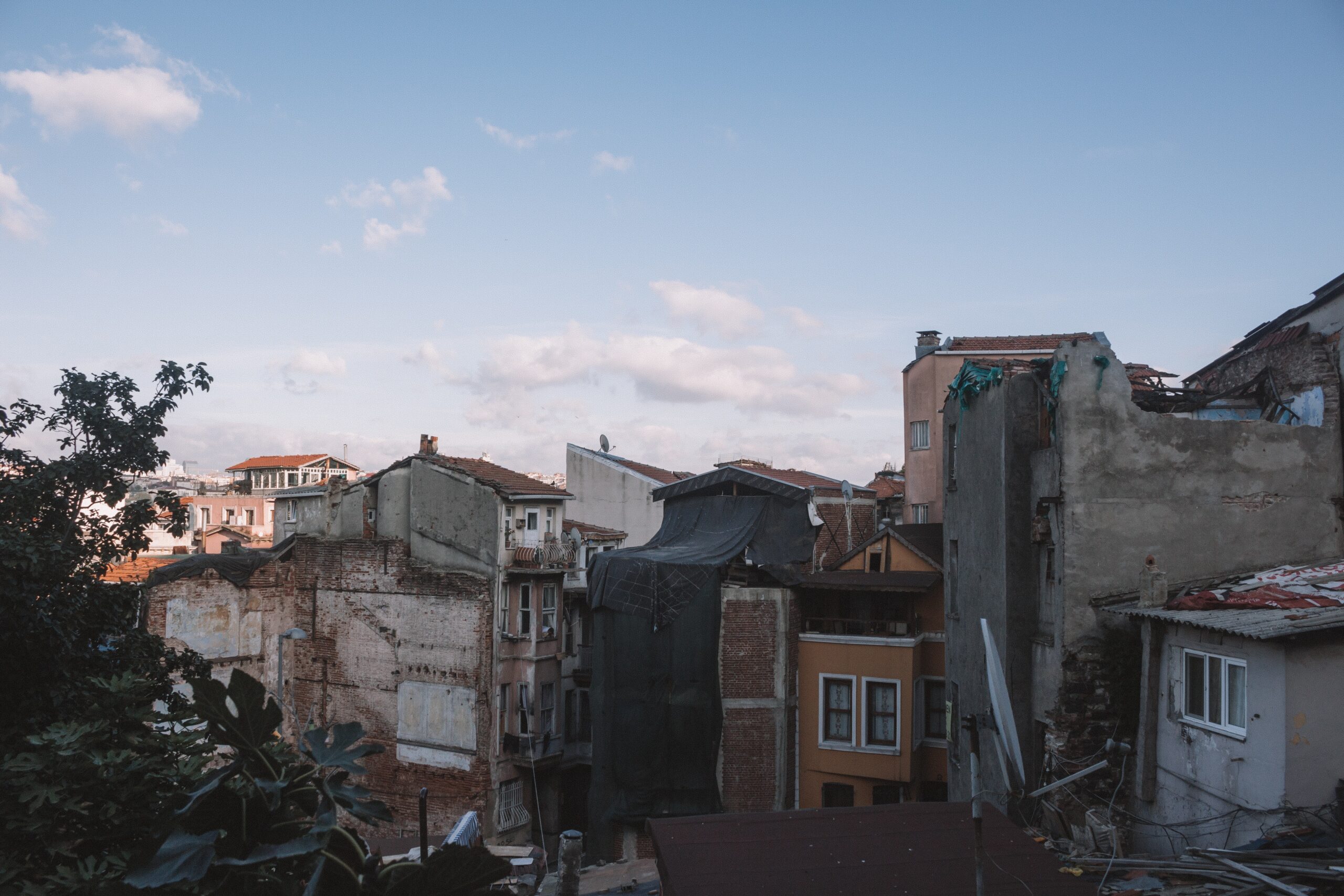 Governo Turco Prende Empreiteiros por Projetos e Construções de Má Qualidade Relacionados ao Terremoto