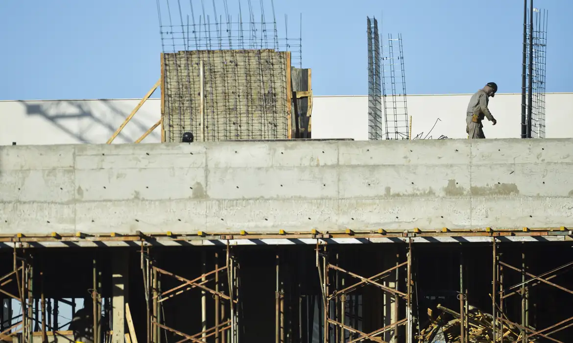 Confiança na Construção Civil Cai em 2025, Mas Expectativas Permanecem Positivas